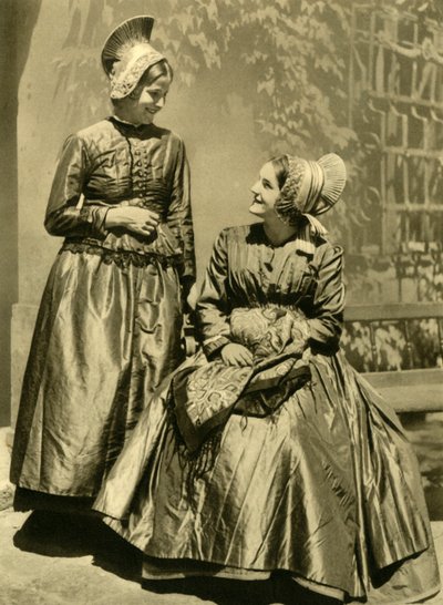 下奥地利，身着传统服装的妇女，摄于1935年。 作者 不明