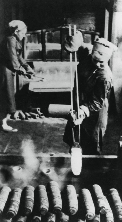 1943年，第二次世界大战，俄罗斯一家工厂的妇女制造外壳 作者 不明