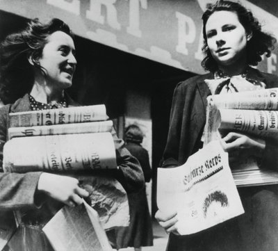 卖德国报纸的妇女，1940年7月19日在德国占领的巴黎 作者 不明