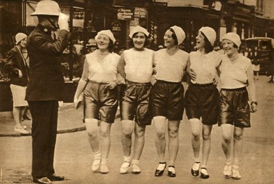 妇女穿着短裤，1930年，1933年。 作者 不明