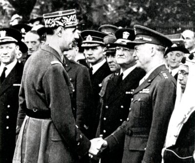 第二次世界大战：戴高乐向艾森豪威尔致敬，1944年 作者 不明