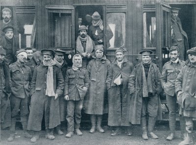受伤的英军前往基地医院的路上，c1914 作者 不明