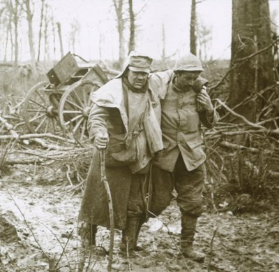 1916年法国北部凡尔登的受伤士兵 作者 不明