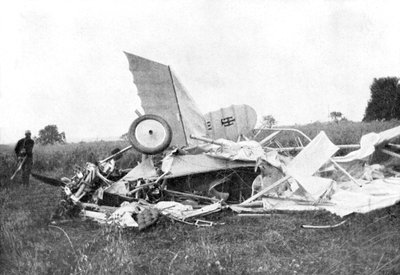 1915年，英国飞行员沃纳福德中尉丧生的飞机残骸 作者 不明