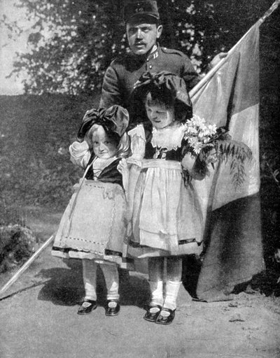 第一次世界大战，1915年，阿尔萨斯幼童与法国士兵穿着传统服装 作者 不明