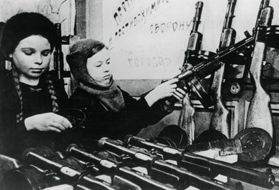 1943年，年轻的女孩在一家俄罗斯工厂组装机枪 作者 不明