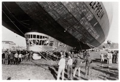 齐柏林飞艇LZ 127齐柏林飞艇着陆后，1933年 作者 不明