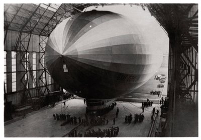 Zeppelin LZ 127 Graf Zeppelin进入机库，1933年 作者 不明