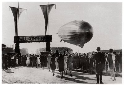 齐柏林飞艇LZ 127齐柏林飞艇降落在德国腓特烈港，1933年 作者 不明