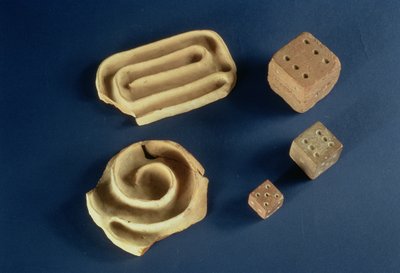 砂岩骰子和赤土陶器迷宫游戏，Harappa，公元前2300-1750 作者 未知未知