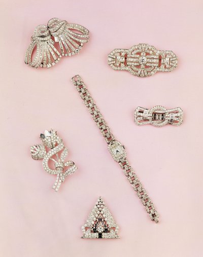 选择钻石首饰：长方形和榄尖形钻石喷漆胸针;装饰艺术钻石夹;镶钻金刚石胸针;女士长方形表壳钻石手表 作者 未知未知