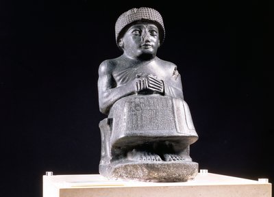 00324 Gudea，拉加什王子，供奉宁吉萨达的雕像，新苏美尔人，来自古吉尔苏的Telloh，约公元前2130年（闪长岩）（又见121795）。 作者 不明