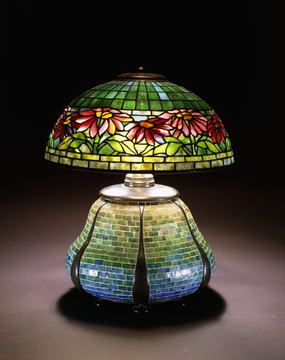 “一品红”铅玻璃台灯，c。 1902-1932 作者 不明