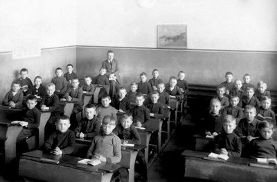 一个男生班级，学生们穿着校服。 作者 未知艺术家