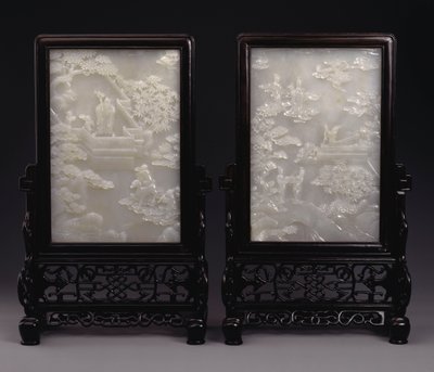 一对白色的玉石屏风，雕刻成浮雕，不朽的神仙在云雾之中或在花园中，侍从和神话般的野兽 作者 不明
