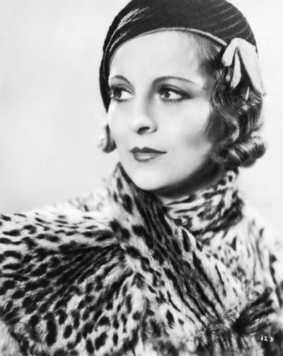 一位戴着帽子、穿着毛皮大衣的时尚年轻女性，英国 1933年（黑白照片 作者 不明