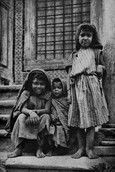 非洲。突尼斯一座清真寺外的泯灭者街头阿拉伯人。1920 作者 不明