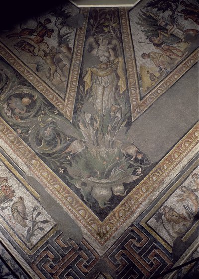 Allegorical figure of Autumn, detail of a mosaic pavement depicting the seasons and hunting scenes, from the Constantinian Villa at Daphne, Roman, c.325-330 AD (marble, limestone and glass mosaic) 作者 不明