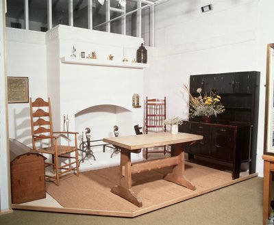展示由欧内斯特·吉姆森 (Ernest Gimson) 和欧内斯特·巴恩斯利 (Ernest Barnsley) 设计的家具和金属制品的艺术和工艺品内饰 作者 不明