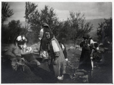 巴尔干半岛。在火上的锅前的妇女 - 明信片 1914-1918年 作者 未知艺术家