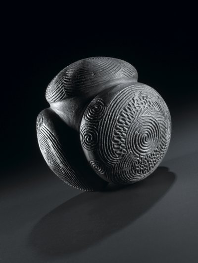 来自公元前3000年新石器时代阿伯丁郡Towie的玻璃山的雕刻球 作者 不明
