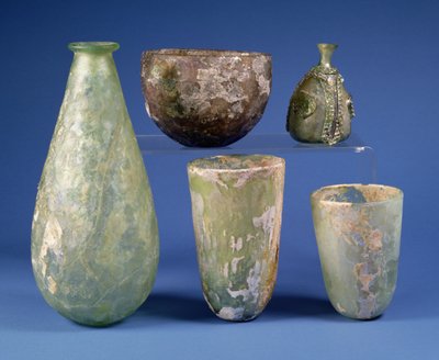 左起顺时针：梨形绿色玻璃烧瓶，萨珊王朝，公元 3-7 世纪； 淡琥珀色玻璃碗，萨珊王朝，公元 5-6 世纪； 伊斯兰绿色玻璃梨形烧瓶，公元 8-12 世纪； 两个伊斯兰绿色玻璃烧杯，公元 9 世纪 作者 不明