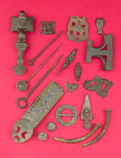 Collection of Anglo-Saxon, Viking and Celtic antiquities including Anglo-Saxon cruciform brooches and book cover mounts and Hiberno-Viking ring-headed pins, ranging from the 4th century BC to the 9th AD (bronze, bone, copper) 作者 不明