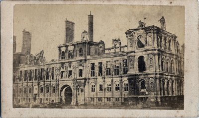巴黎公社（1871年）：1871年5月火灾后的市政厅景观。匿名摄影。印在纸板上的凹版。10x7厘米 作者 不明