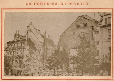 巴黎公社（1871 年）：巴黎圣马丁门于 1871 年 5 月被毁的景色。Pierre Pepetit 的照片。 打印在纸板上，昏暗。 9x5,4 厘米 作者 不明