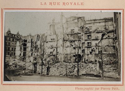 巴黎公社（1871 年）：1871 年 5 月在巴黎皇家街上看到的废墟。Pierre Pepetit 的照片。 打印在纸板上，昏暗。 9x5,4 厘米 作者 不明