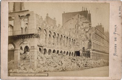 巴黎公社：1871年5月巴黎财政部的废墟景观。照片：J.R. Dim.16.3X10.8厘米 作者 不明