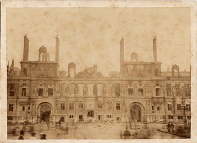 巴黎公社（1871 年）：1871 年 5 月市政厅火灾的景色。匿名摄影，打印在纸板上昏暗。 15x10 厘米 作者 不明
