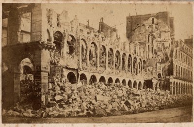 巴黎公社（1871 年）：1871 年 5 月火灾后财政部的视图。摄影。 在纸板上打印 昏暗。 10x6,9 厘米 作者 不明