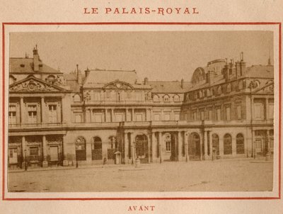 巴黎公社（1871 年）：1871 年 5 月火灾前巴黎皇家宫（Palais Royal）的景色。Pierre Pepetit 的照片。 打印在纸板上，昏暗。 9x5,4 厘米 作者 不明
