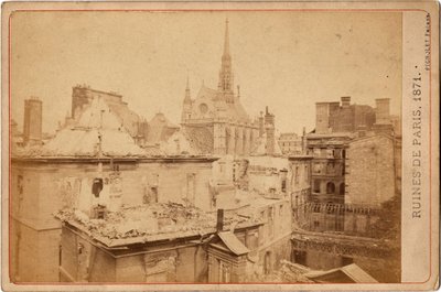 巴黎公社：1871 年 5 月巴黎司法宫和圣礼拜堂废墟景观。摄影皮尼奥莱兄弟。 暗淡。 16,3X10,8 厘米 作者 未知艺术家