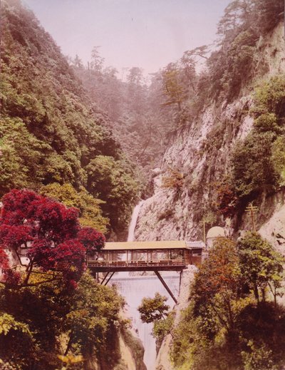 陡峭的峡谷中的被遮盖的桥，背景为瀑布，日本，约1890-1910年 作者 不明