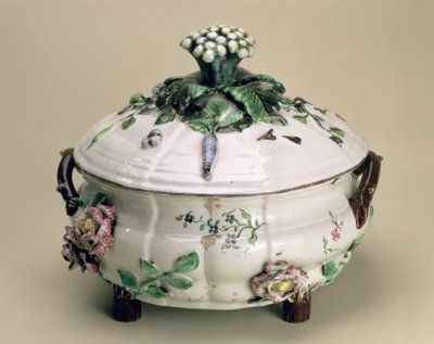 有盖的盖碗，装饰有应用的花卉和蔬菜装饰，由 Johan Ludwig Eberhard Ehrenreich（1722-1803 年），Marieberg，18 世纪后期（陶器） 作者 不明