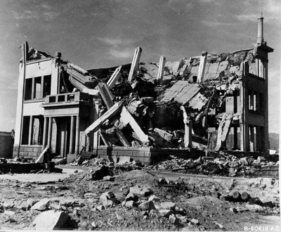 1945年11月8日，日本广岛被毁的中国煤炭流通公司大楼（又称广岛煤气公司；12号楼）（黑白照片）。 作者 不明