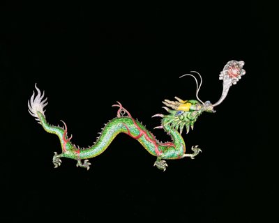 龙追逐一颗燃烧的珍珠，19 世纪末 Chongwoo 制造的中国出口银花瓶底座的装饰细节（银背彩色珐琅） 作者 不明