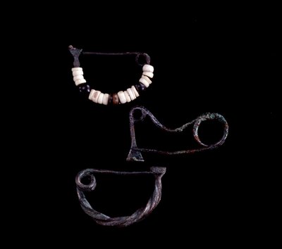 伊特鲁里亚艺术：从Poggio Selciatello，Pian della Regina，塔尔奎尼亚（Tarquinia）的Poggio Selciatello墓中提取的三种青铜纤维-公元前9世纪-昏暗的3.8厘米，3.3厘米和3.5厘米- 作者 Unbekannt