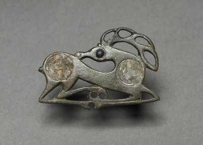 卧式雄鹿腓骨，c.400 作者 不明
