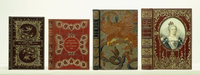 里维耶尔父子（Riviere＆Sons）具有约束力的四本书封面，包括“凯瑟琳·德·美第奇的生平和时代”， 作者 不明