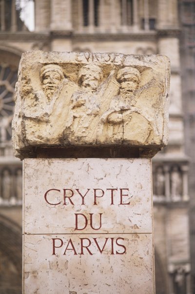 法国，巴黎，Crypte du Parvis，位于Ile de la Cite的Crypte archeologique，有铭文和雕刻的石头。 作者 不明