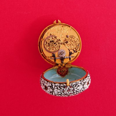 法国怀表，金质表壳，浮雕白花和叶子，带黑色标记，由Goullons制作，约1650年（显示内板，另见66857）。 作者 不明