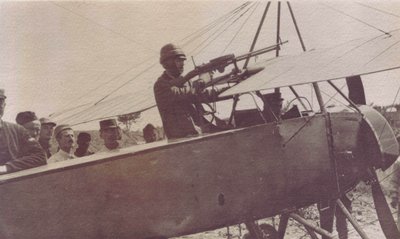 法国士兵围着一架飞机的机枪 - 1915年 作者 不明
