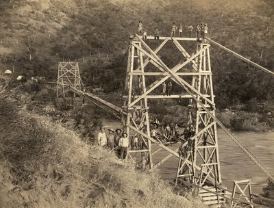 加利福尼亚州弗雷斯诺：1890年 这张由C.C.柯蒂斯拍摄的照片显示了横跨国王河的史密斯和摩尔桥，这是海勒姆-史密斯和奥斯汀-D.摩尔建造的水槽的一部分，用于为他们的公司--国王河木材公司从锡耶拉山脉运输木材。 作者 Unbekannt