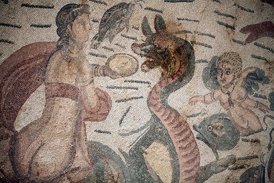 阿利昂大厅。海洋场景。海洋生物。Nereides和tritons。3-4世纪。西西里岛卡萨莱的罗马别墅。联合国教科文组织遗址。 作者 未知艺术家