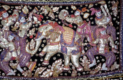 描绘骑士、女士和大象的手工刺绣布，泰国Ratchaburi。 作者 未知艺术家