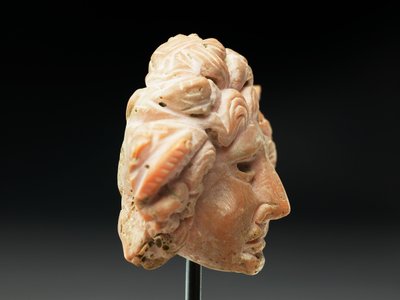 美杜莎头像，来自巴克特里亚或犍陀罗，公元前2-1世纪（粉红珊瑚 作者 不明