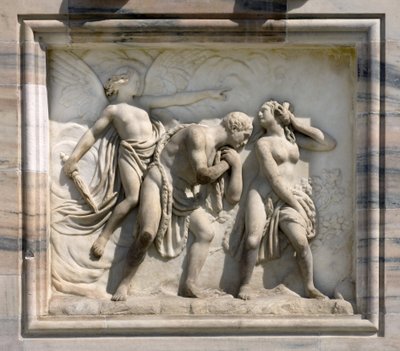 描绘亚当和夏娃的高浮雕，由Carlo Maria Giudici创作的Chasse du Paradise。1791.意大利米兰的大教堂（圆顶或大教堂）。 作者 不明